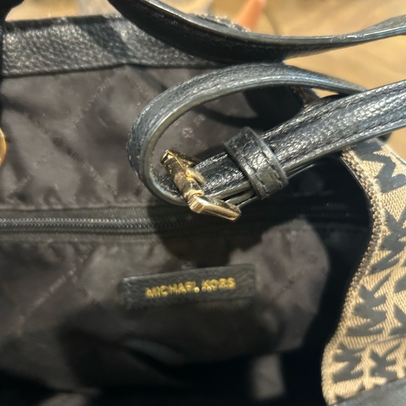 Michael Kors Signature Black and Tan Shoulder Bag - Picture 5 of 8